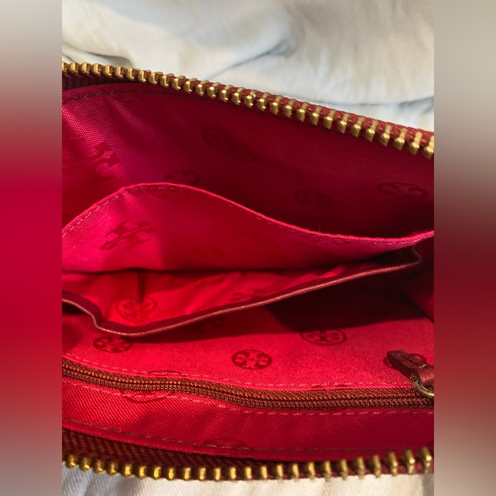 Tory Burch Fuchsia Landon Leather Wristlet - Picture 6 of 15